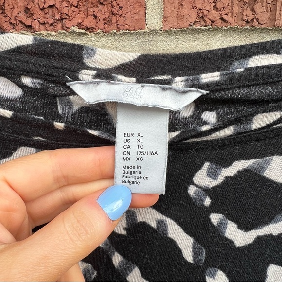 H&M Black and White Cheetah Print Crewneck Long Sleeve Top - Picture 2 of 3